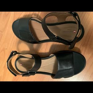 New Clarks Size 8 Wide